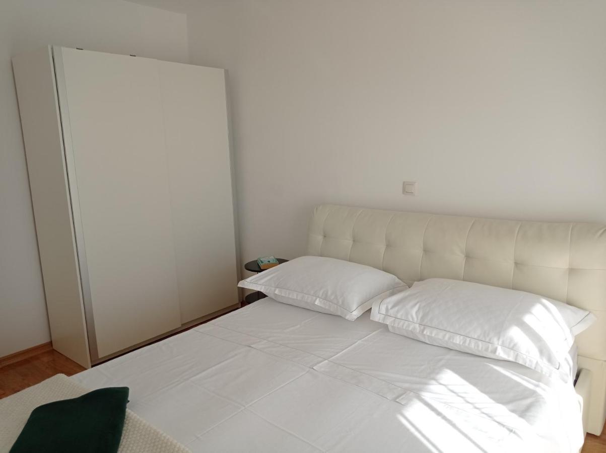 Apartment Dora *